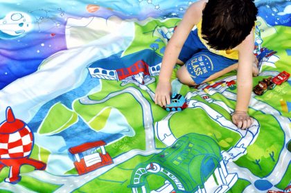 MANTAS de PICNIC con sus juguetes favoritos, TRENES y COCHES