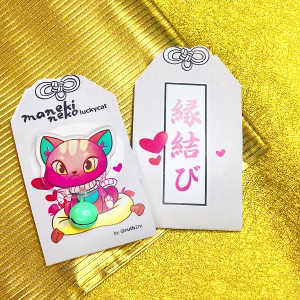 MANEKI NEKO omamori - PIN gatito de la suerte